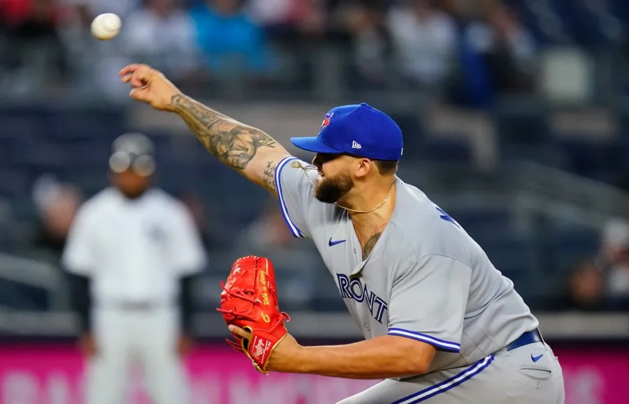 AP Alek Manoah en el montículo de Toronto