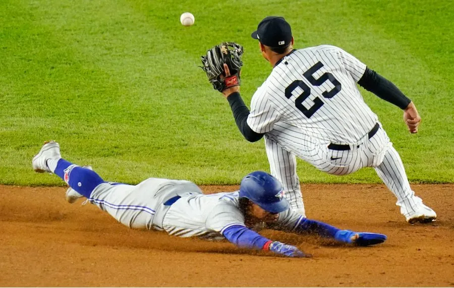 AP Santiago Espinal llega safe a segunda base