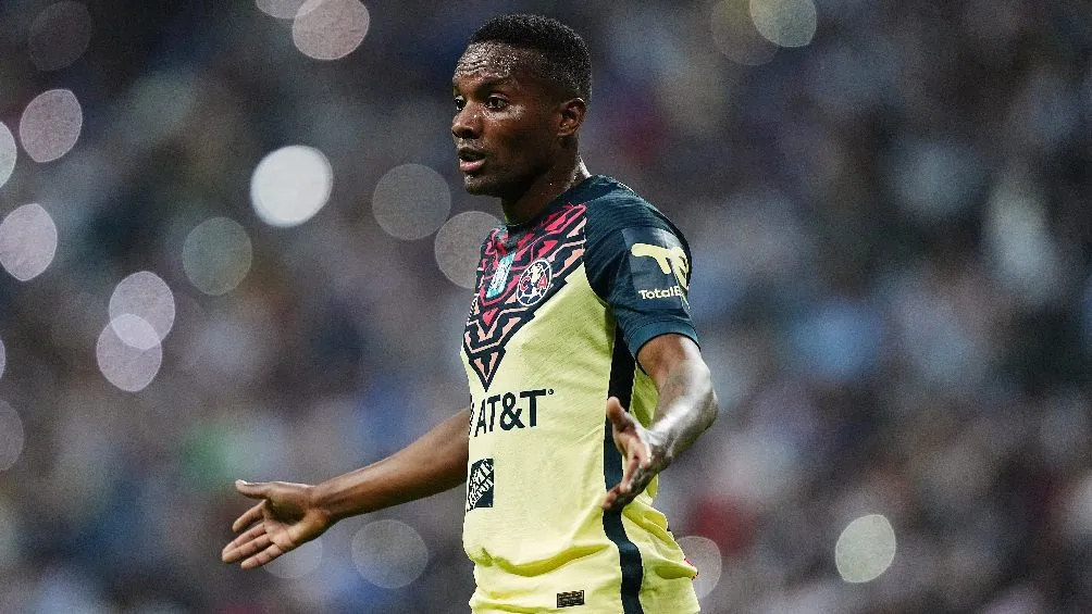 Juan Otero jugando partido de Liga MX con el América