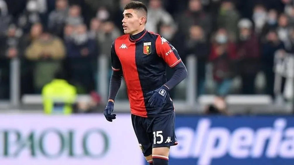 Johan Vásquez jugando partido con el Genoa en la Serie A