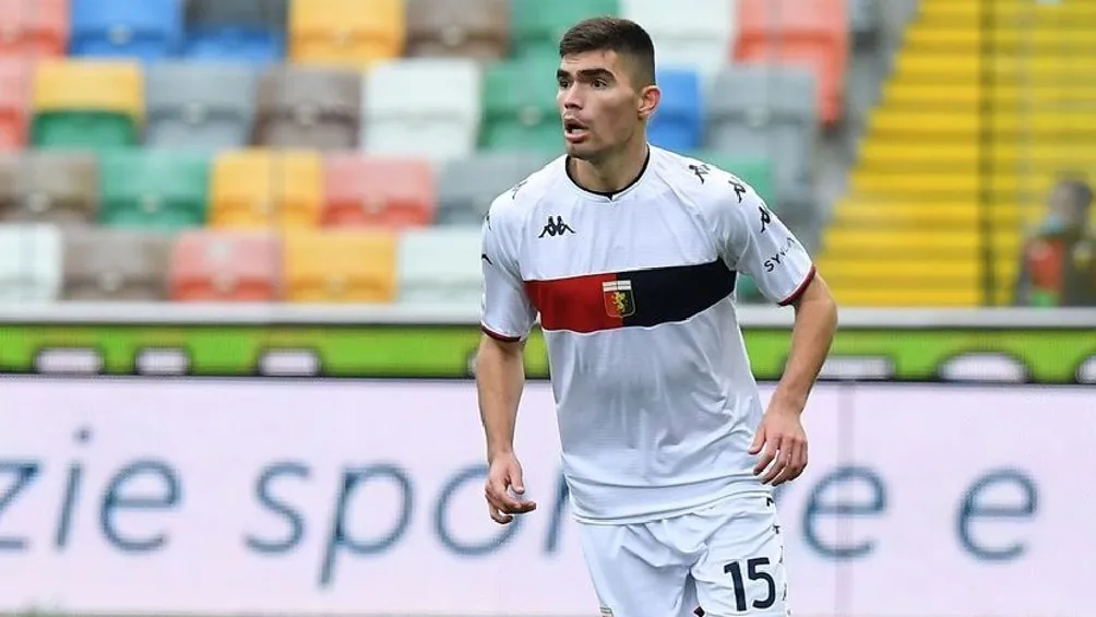 Johan Vásquez jugando partido con el Genoa en la Serie A