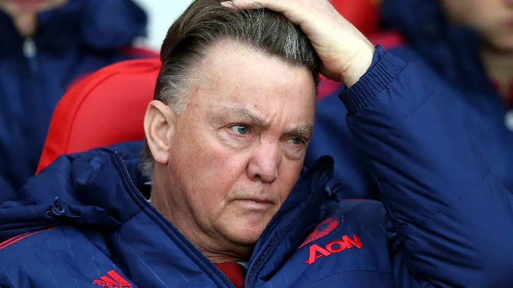 Louis Van Gaal dirigiendo al Manchester United