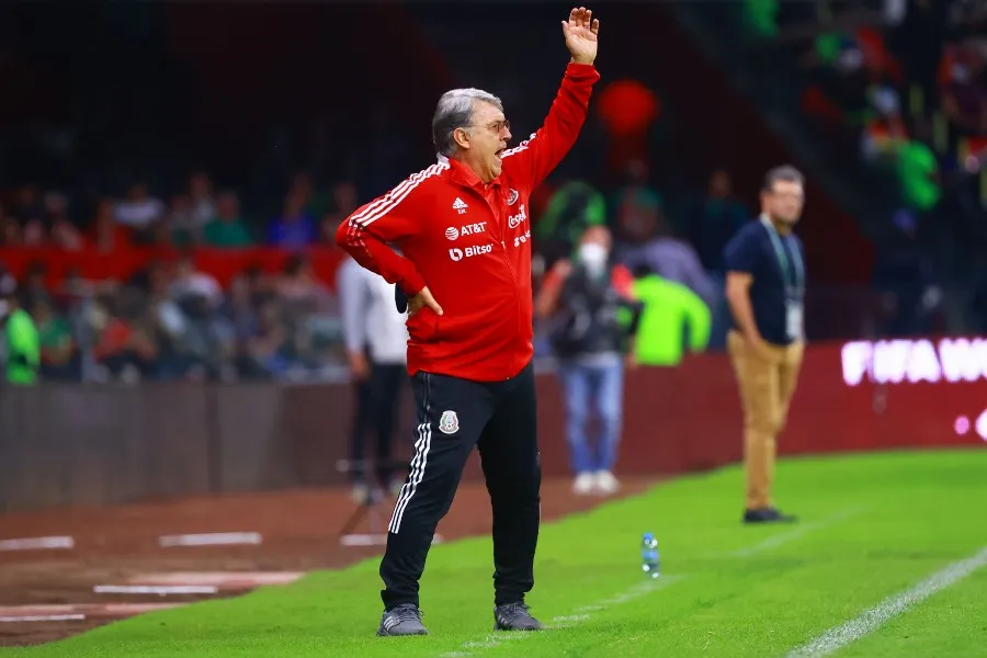 Gerardo Martino durante un partido con México
