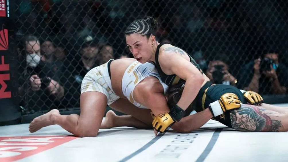 INSTAGRAM | @VICTORIA_ALBBA Victoria Alba durante una pelea en el octágono de la UFC