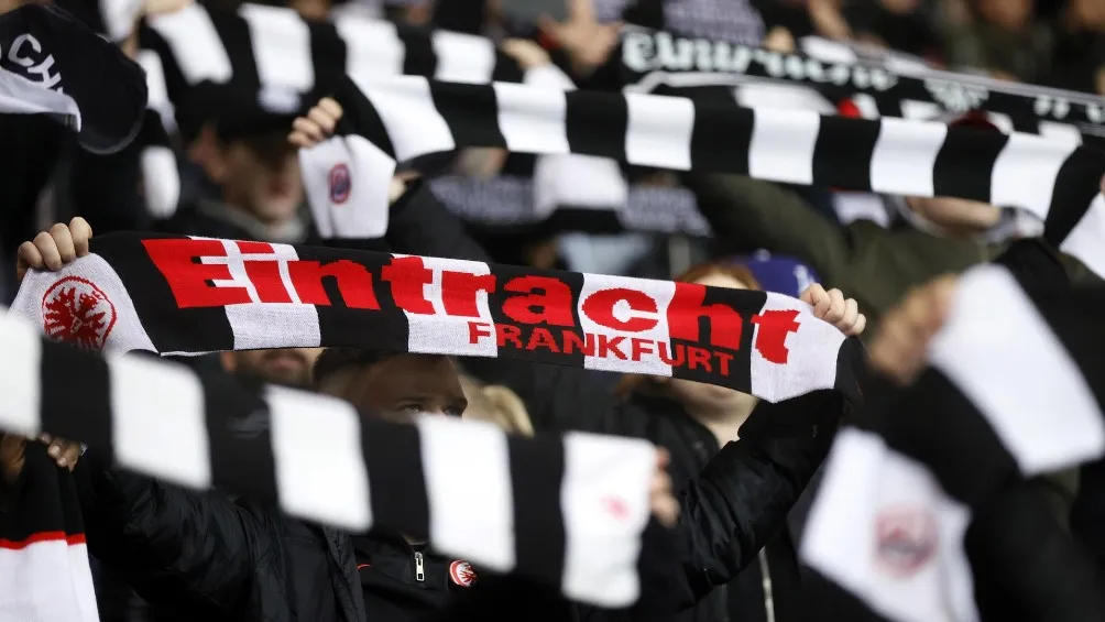 Afición del Eintracht Frankfurt apoyando al equipo en Europa League