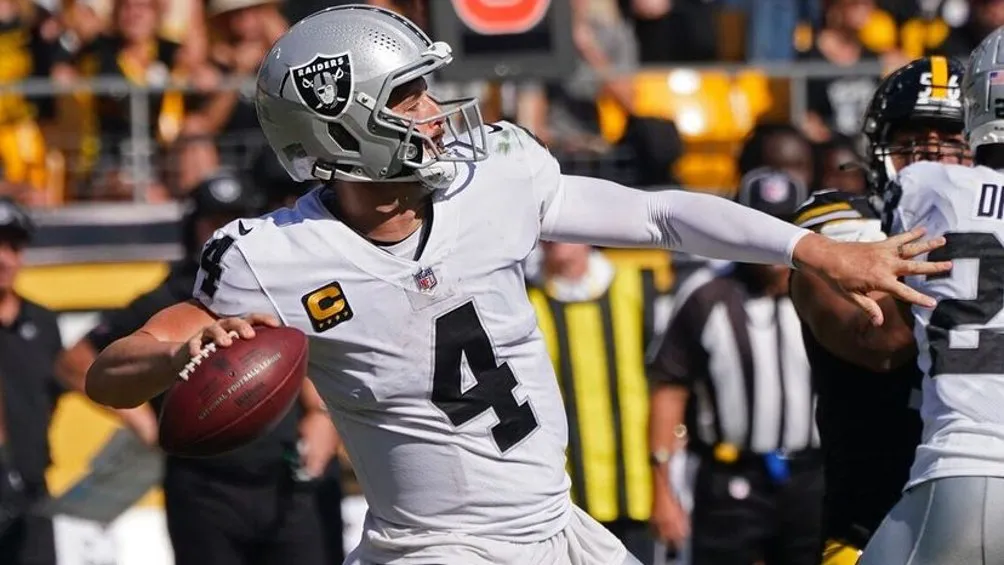 Derek Carr jugando partido de la NFL con Raiders