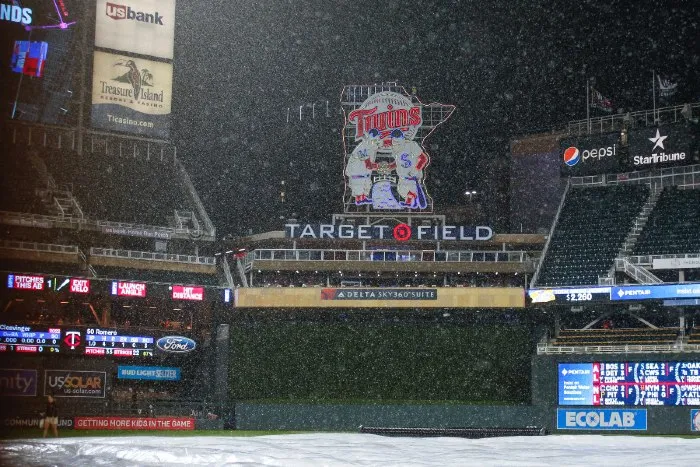 Fuerte lluvia sobre el Target Field