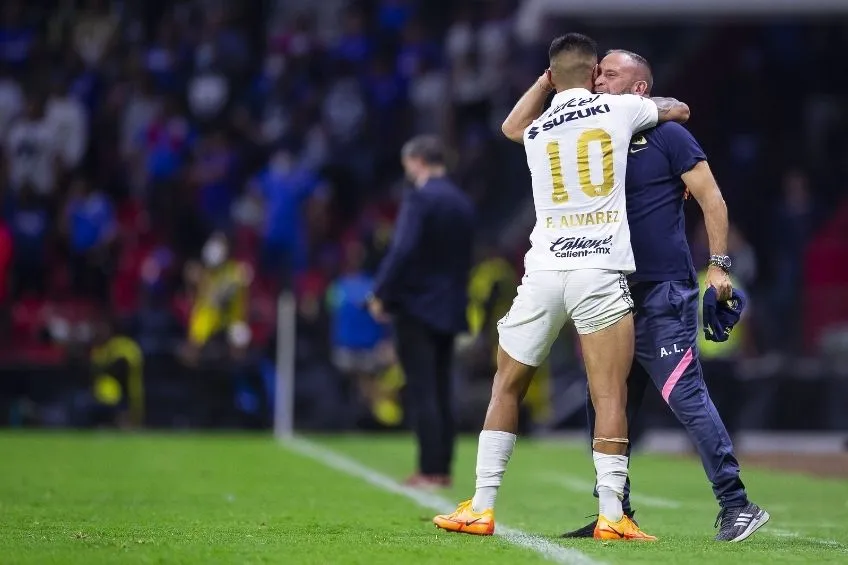 Favio Álvarez festejando con Lillini