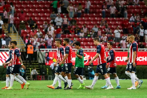 Chivas sale del partido vs Rayados