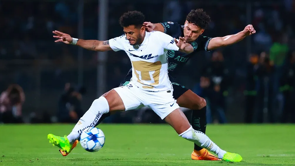 Pumas vs América jugando Clásico Capitalino en la Liga MX