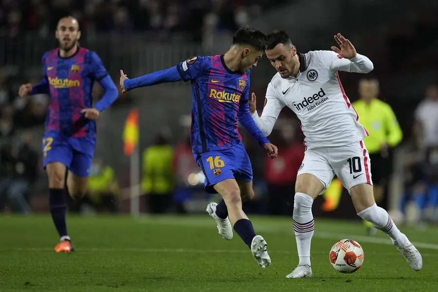 EFE Pedri salió lesionado en derrota vs el Eintracht Frankfurt