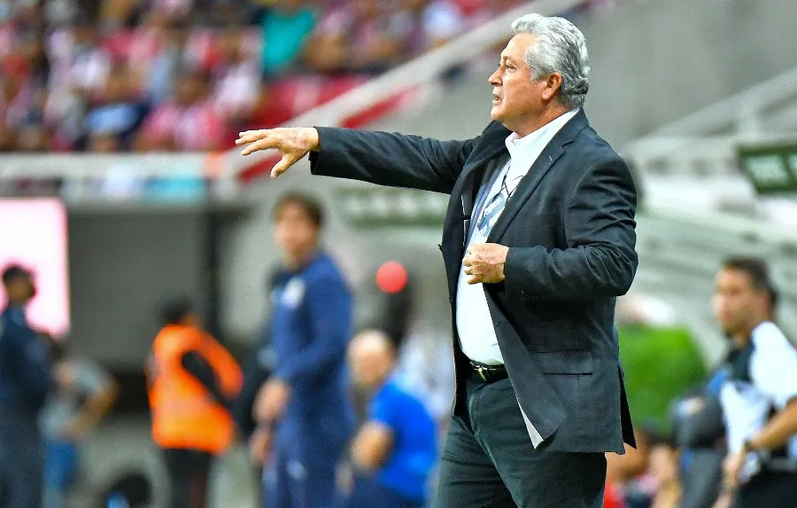 Víctor Manuel Vucetich ante Chivas en el Akron