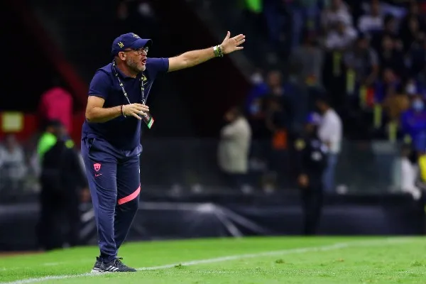 Andrés Lillini en acción durante partido