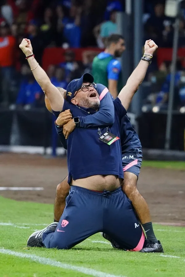 Andrés Lillini celebra durante partido