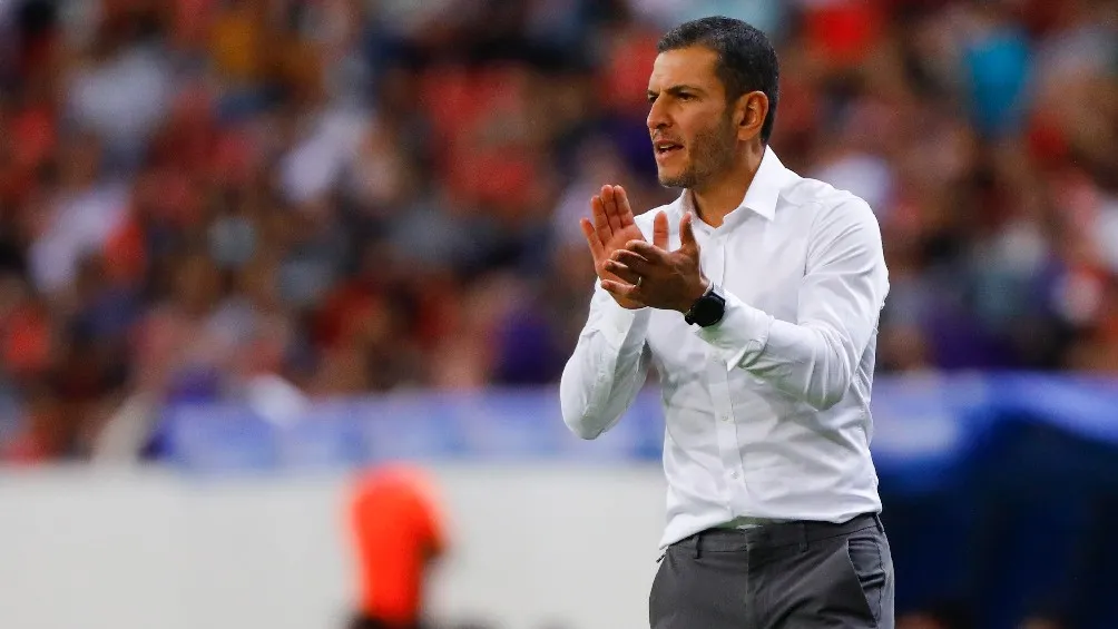 Jaime Lozano dirigiendo partido del Necaxa en la Liga MX