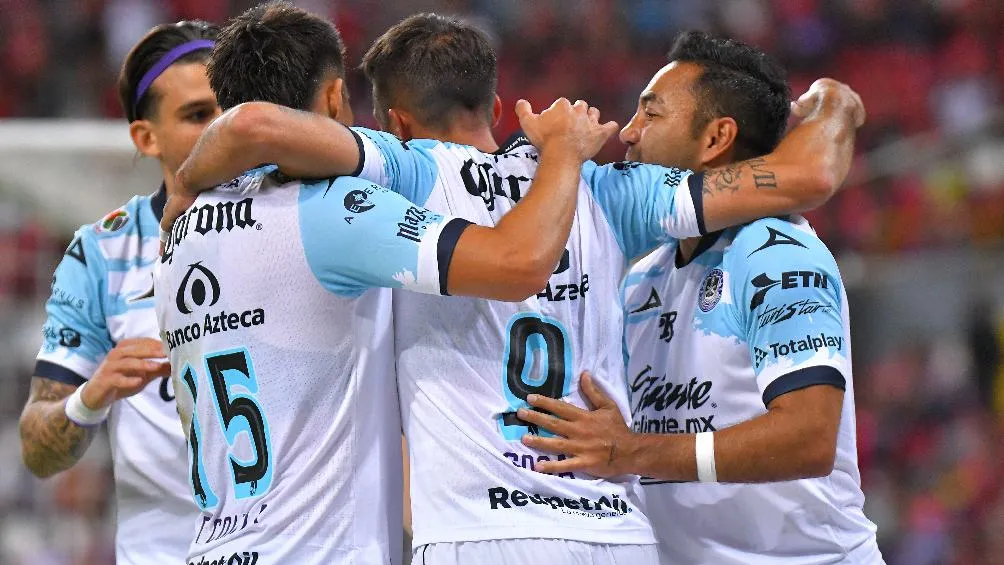 Jugadores de Mazatlán celebrando anotación ante el Atlas