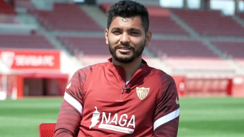 Tecatito Corona durante una entrevista con el Sevilla