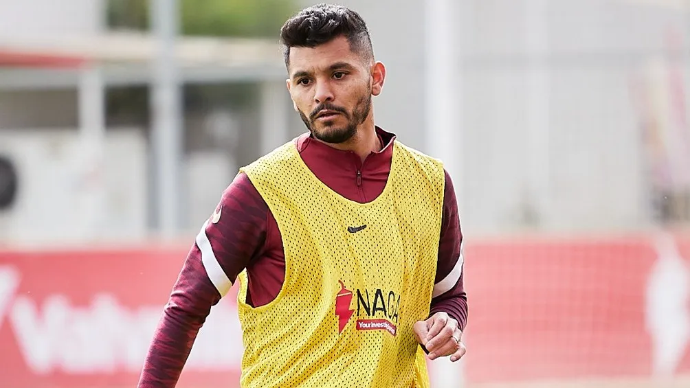 Tecatito Corona durante un entrenamiento con el Sevilla