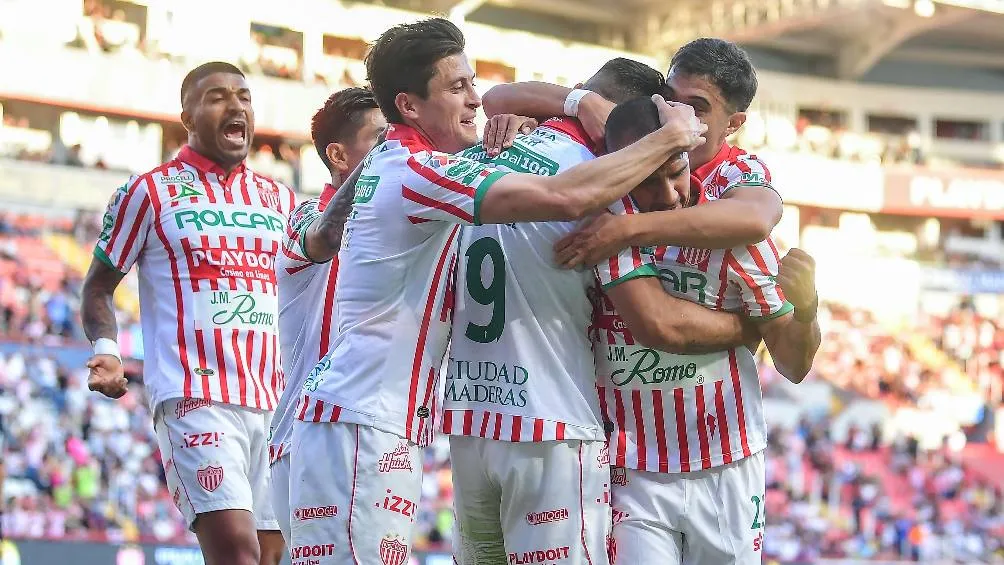 Jugadores de Necaxa celebrando anotación ante Atlético San Luis
