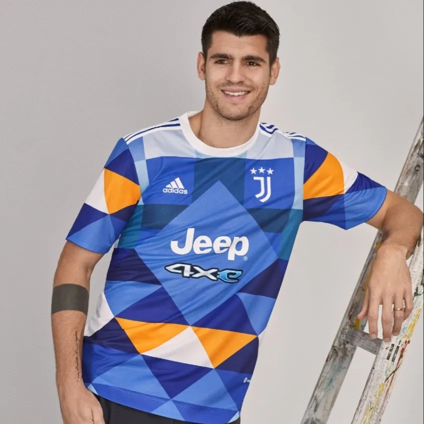Morata con la nueva playera de la Juventus