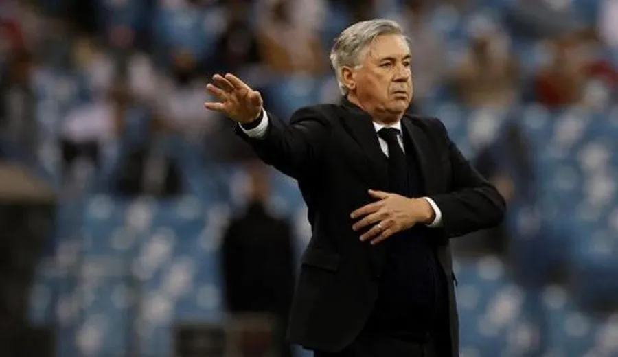 Ancelotti dirigiendo al Real Madrid