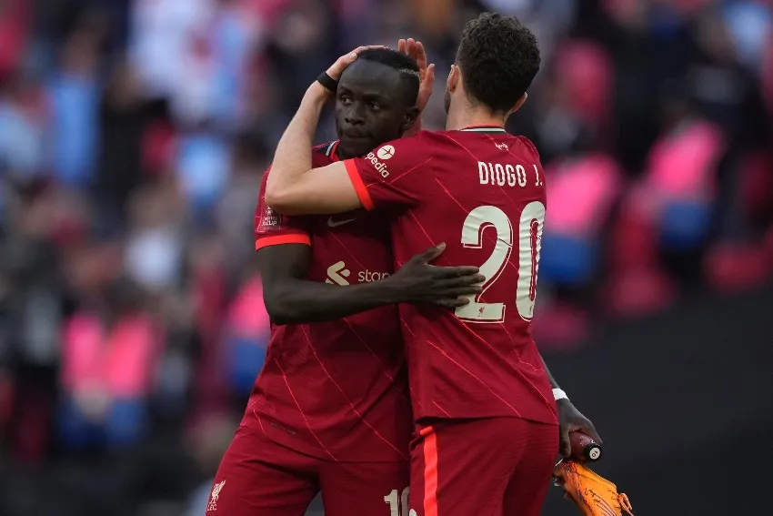 Sadio Mané y Diogo Jota celebrando un gol