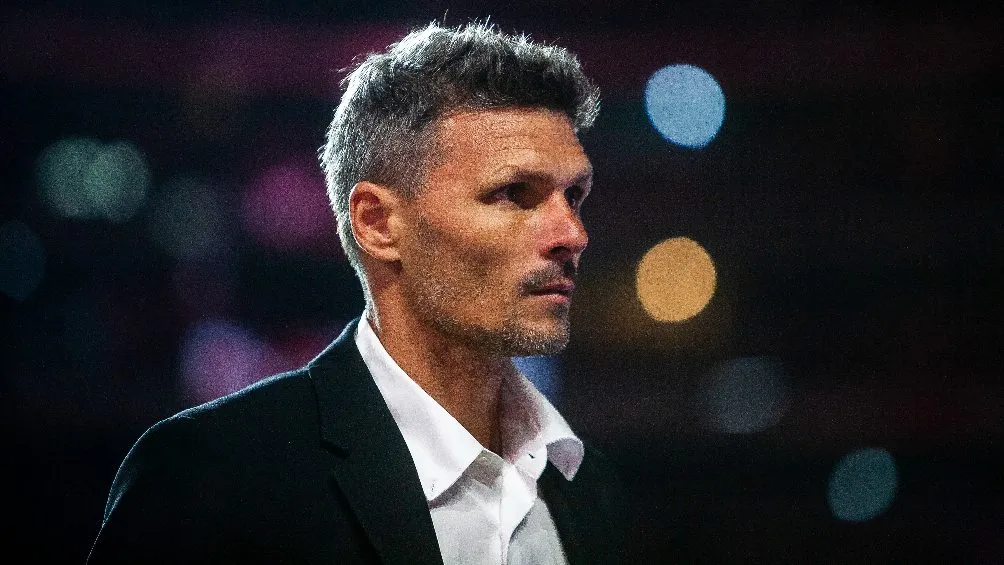 Fernando Ortiz dirigiendo al América en partido de Liga MX ante Xolos