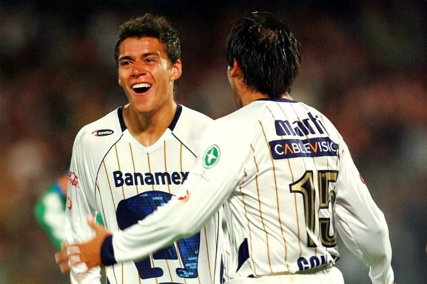 Héctor Moreno festejando un gol con Pumas