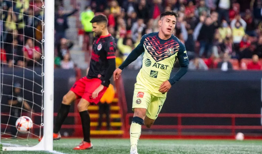 Alejandro Zendejas celebra segundo gol de las Águilas