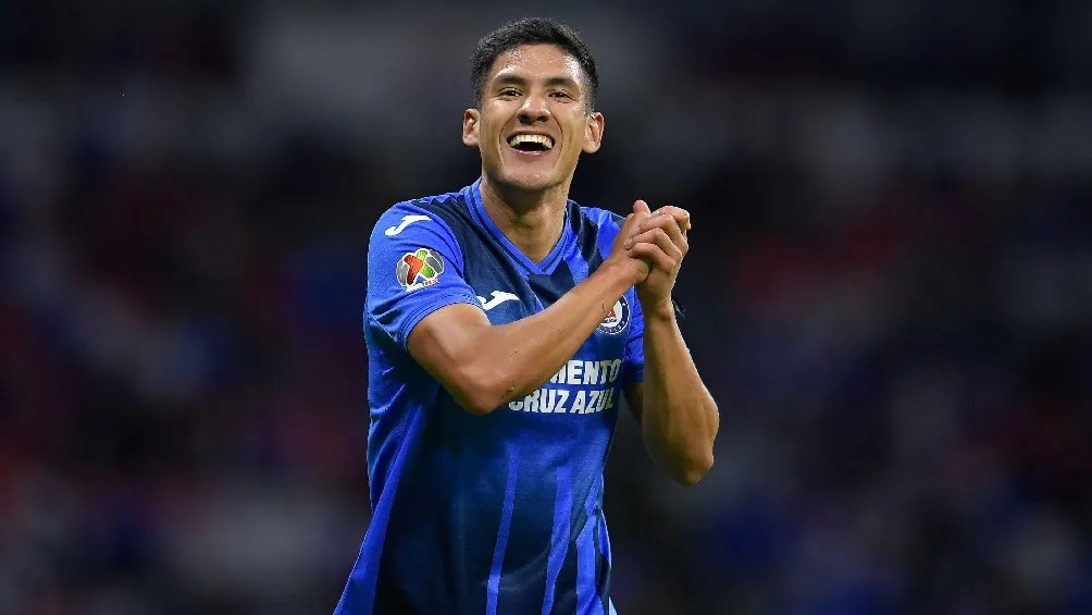 Uriel Antuna jugando partido de Liga MX con Cruz Azul