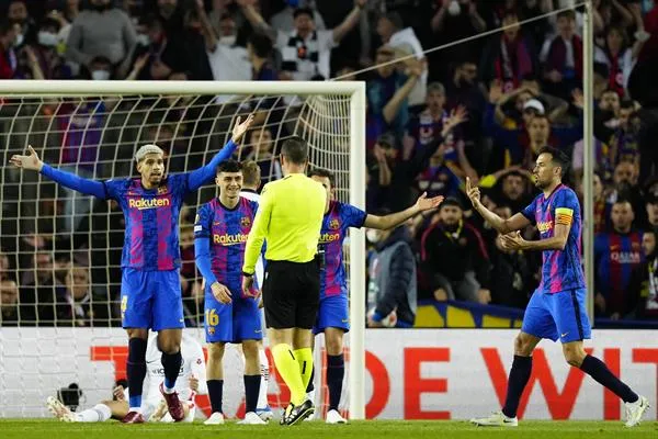 Jugadores del Barcelona reaccionan durante partido