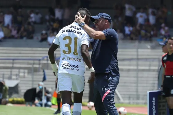 Corozo y Lillini durante partido