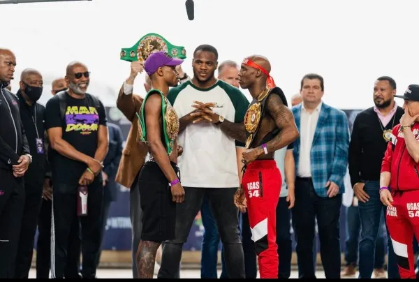 Spence Jr y Ugás en ceremonia previo a pelea