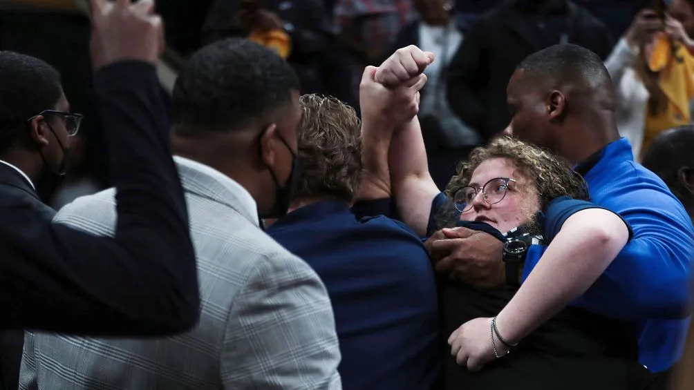 AP La activista se quejó durante el juego de la NBA