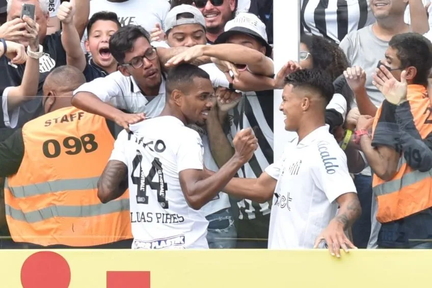 TWITTER: @SantosFC Jugadores de Santos festejando con su afición