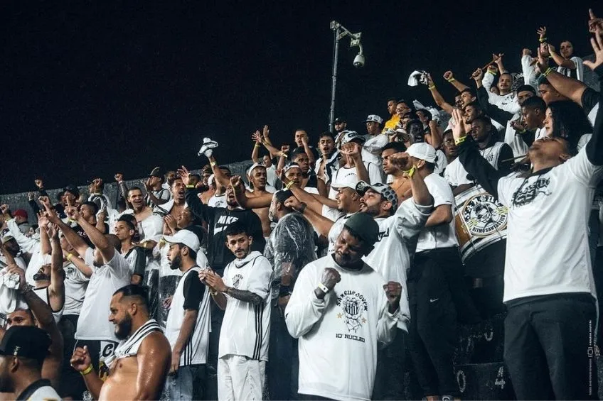 TWITTER: @SantosFC Hinchas de Santos durante un partido