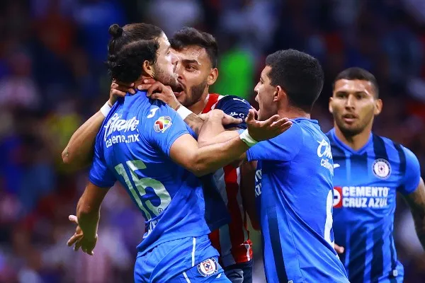 Erik Lira separando a Vega y Rivero