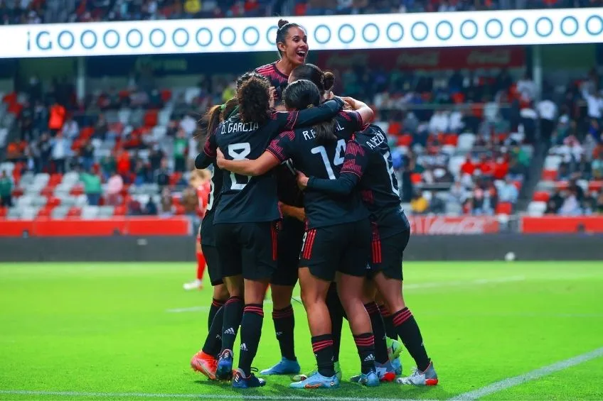 Jugadoras de México festejando un gol