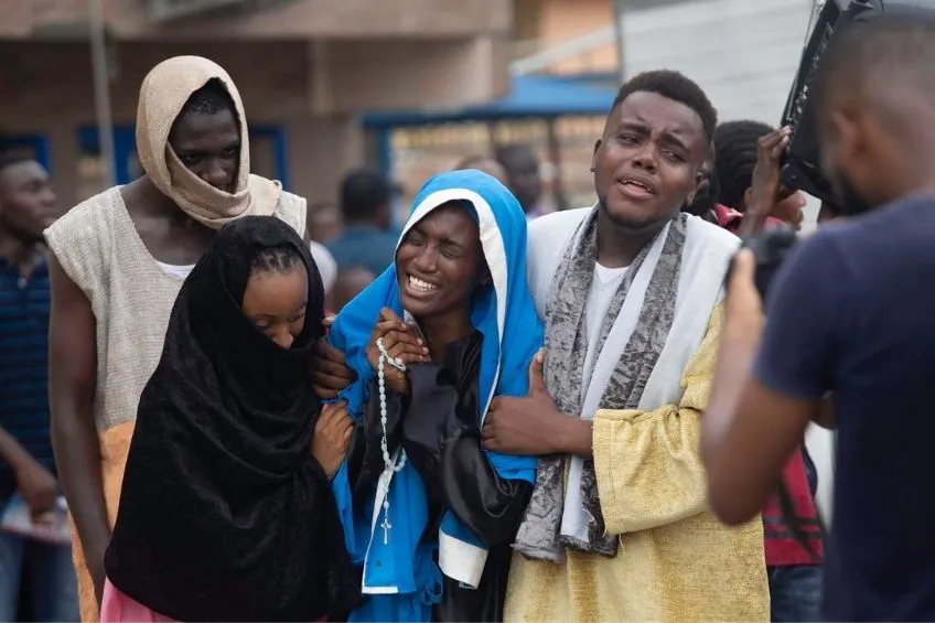 EFE Personas durante una interpretación de la crucifixión de Jesús