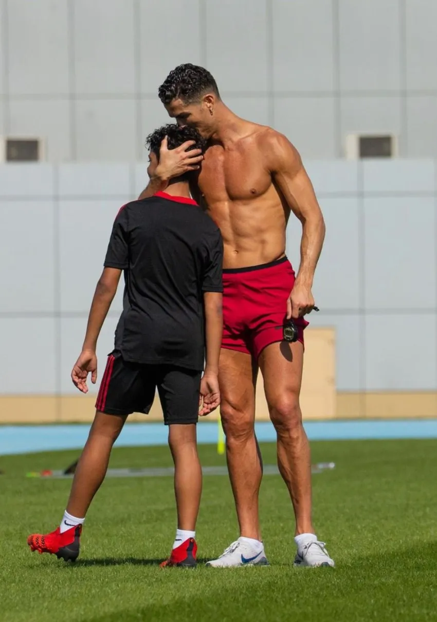 INSTAGRAM: @cristiano Cristiano Ronaldo y su hijo en un entrenamiento