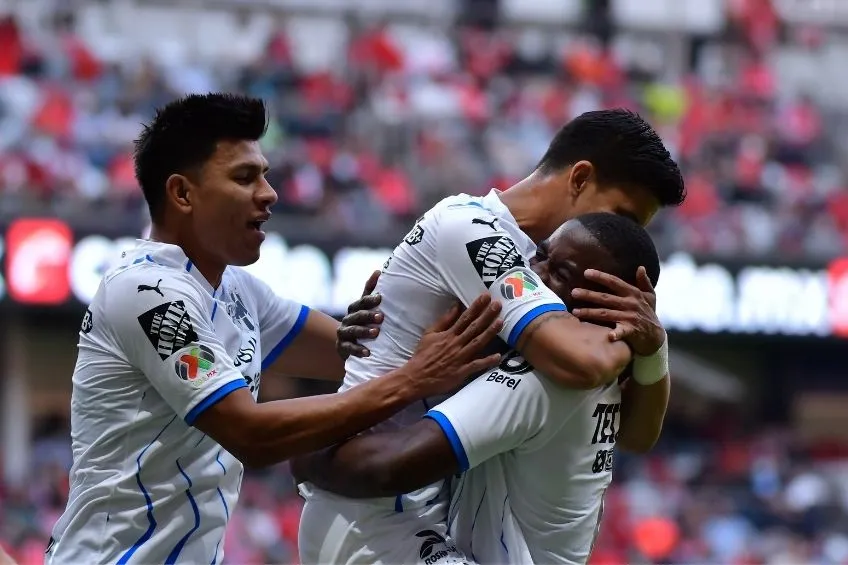Jugadores de Rayados festejando un gol