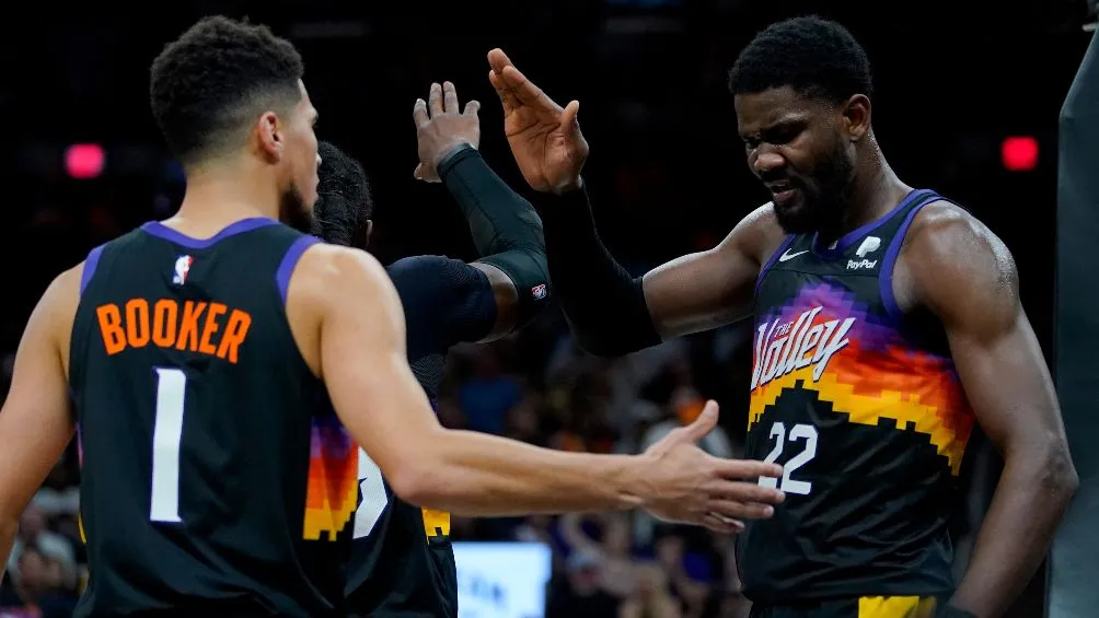 AP Booker y Ayton fueron importantes en el triunfo