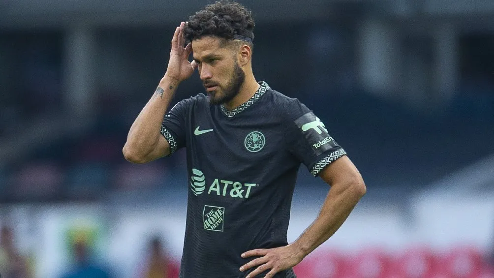 Bruno Valdez jugando partido con el América en la Liga MX