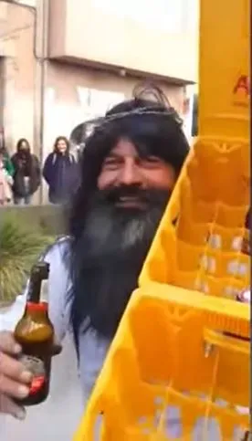 Hombre cargó cruz de cajas de cerveza