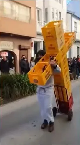 Hombre cargó cruz de cajas de cerveza