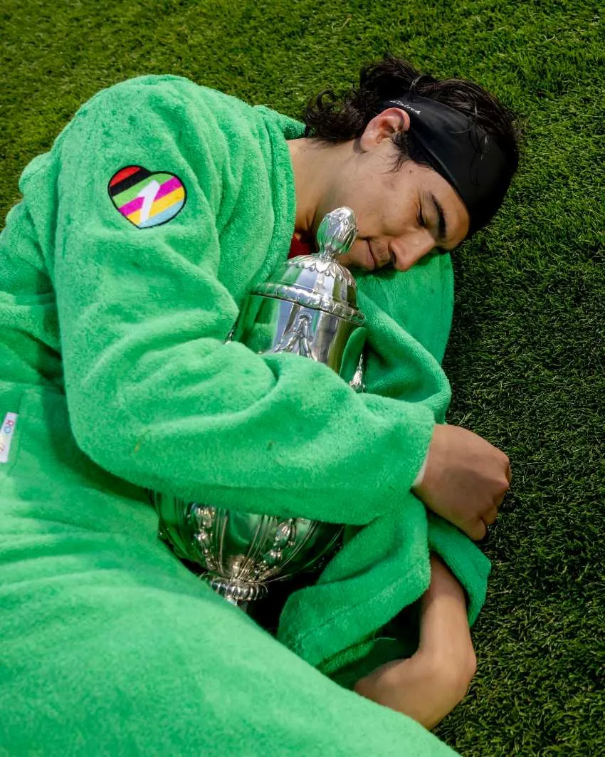 Guti con la Copa tras ganarla