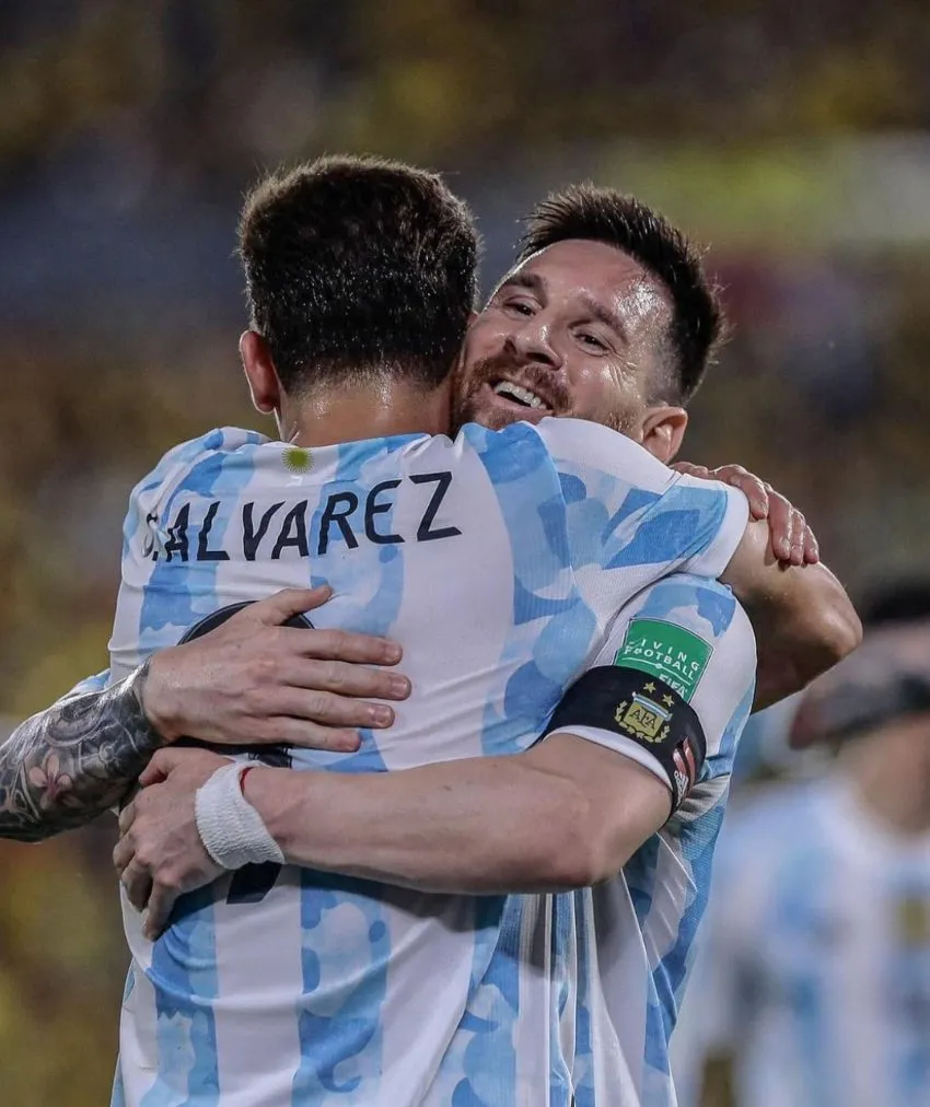 Álvarez y Messi en un partido de la Selección de Argentina