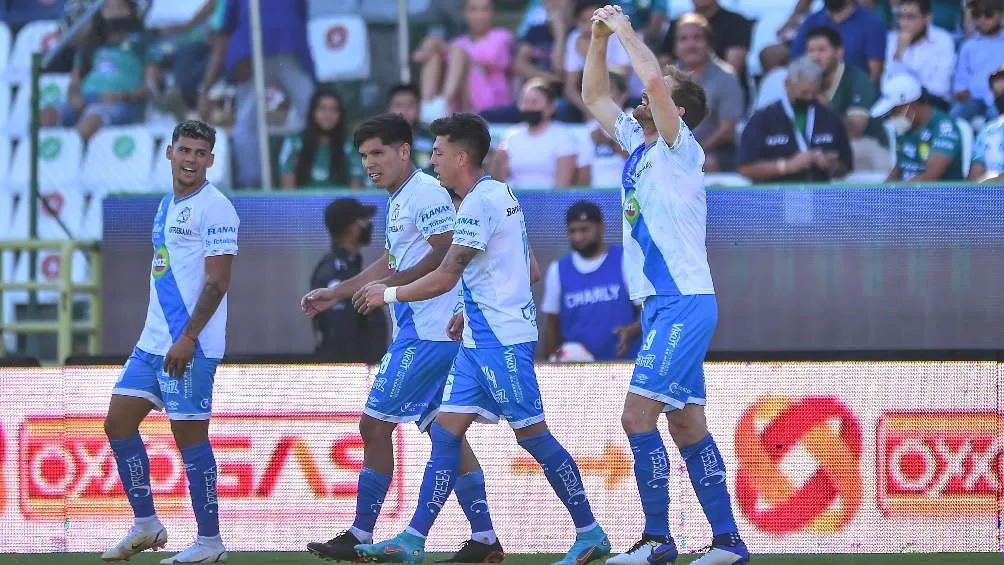 Jugadores del Puebla festejando anotación ante León