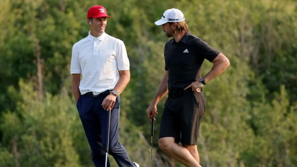 TWITTER | @THEBUCSWIRE Tom Brady jugando golf junto a Aaron Rodgers
