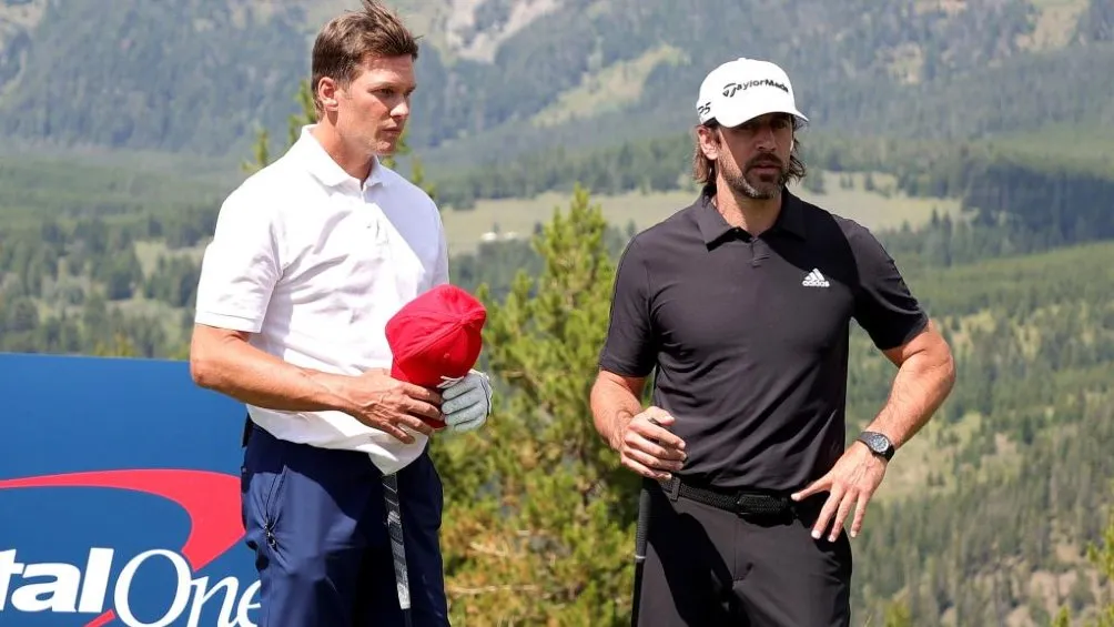 TWITTER | @PRATTTTE Tom Brady jugando golf junto a Aaron Rodgers